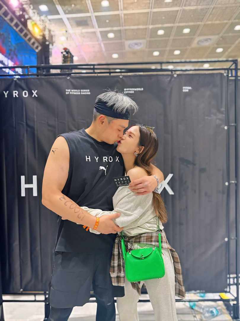 愛雅老公參加「HYROX健身賽事」，完賽後大方獻吻放閃。（圖／愛雅辣呦提供）