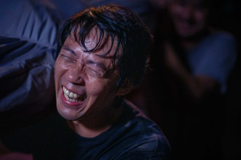 魏雋展在《人生海海》片中與弟弟潛入墓園將父親遺體偷出來，引爆一場荒誕至極的搶屍風暴。（圖／甲上娛樂提供）