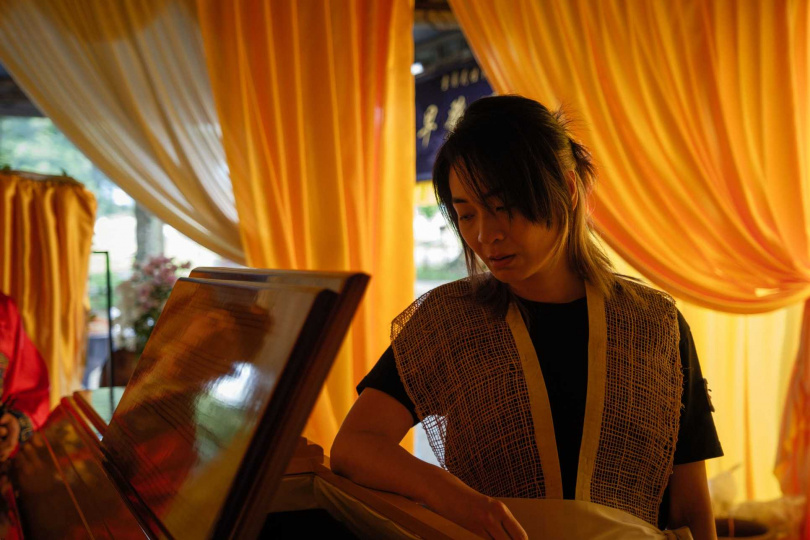 陳雪甄在《人生海海》片中飾演在父親喪禮中守護儀式的妹妹水雲。（圖／甲上娛樂提供）