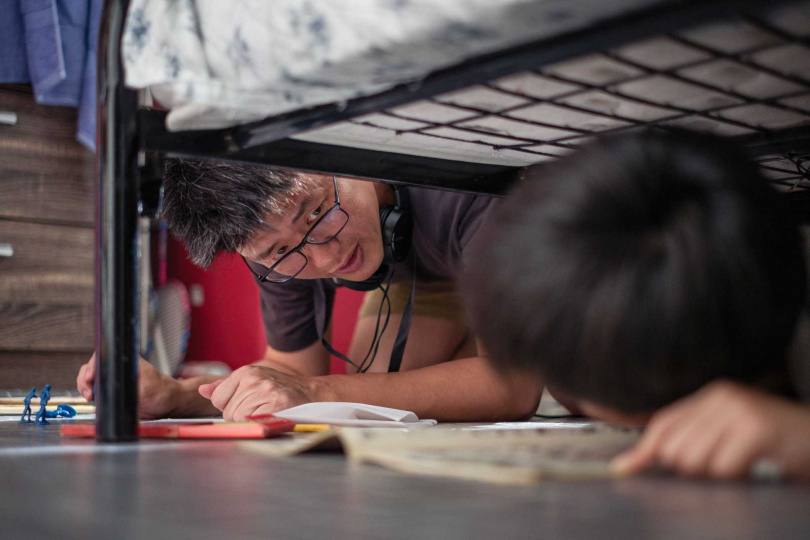 導演廖克發藉《人生海海》勉勵觀眾用自嘲的力量跨過人生挫折。（圖／甲上娛樂提供）