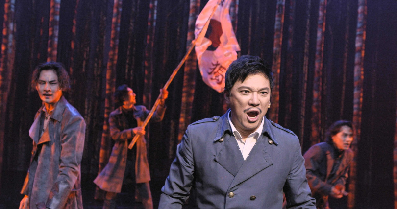 《英雄：旗艦版》由音樂劇王者鄭成華（前）領銜主演。（圖／甲上提供）