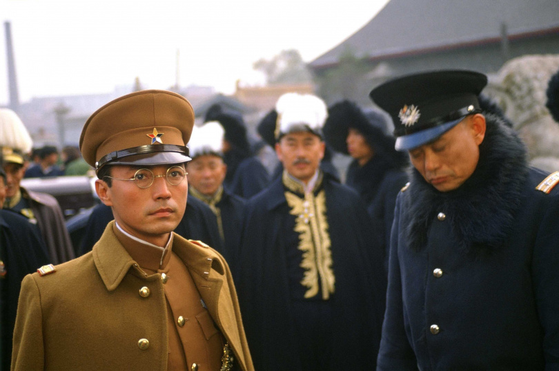 尊龍（左）因主演《末代皇帝》聲名大噪，但當年在台宣傳的時候，用的其實不是「尊龍」這個藝名，而是他的本名「吳國良」。（圖／甲上提供）