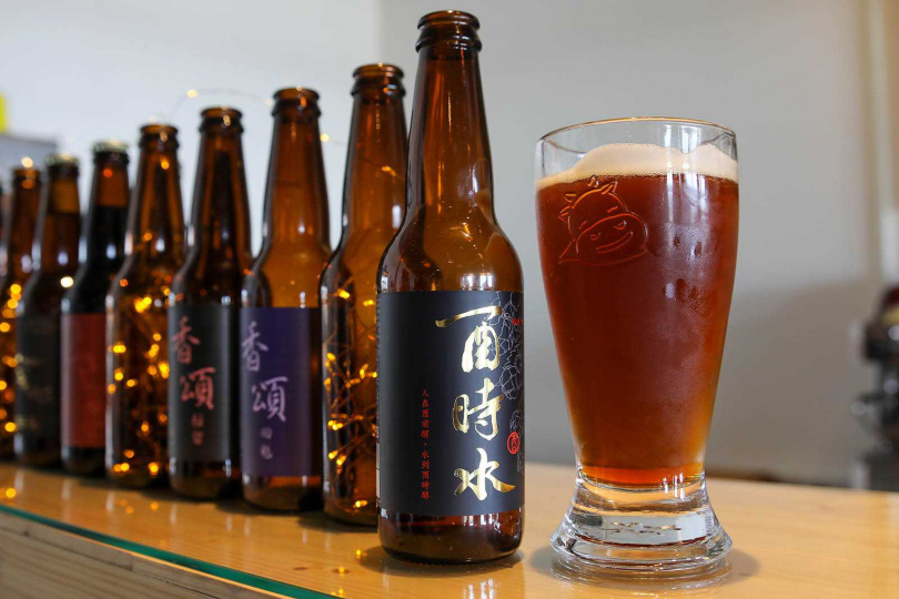 酒廠生產的精釀啤酒取名為「酉時水」，指適合在晚上5點至7點、工作結束最放鬆的時刻喝。（圖／焦正德攝）