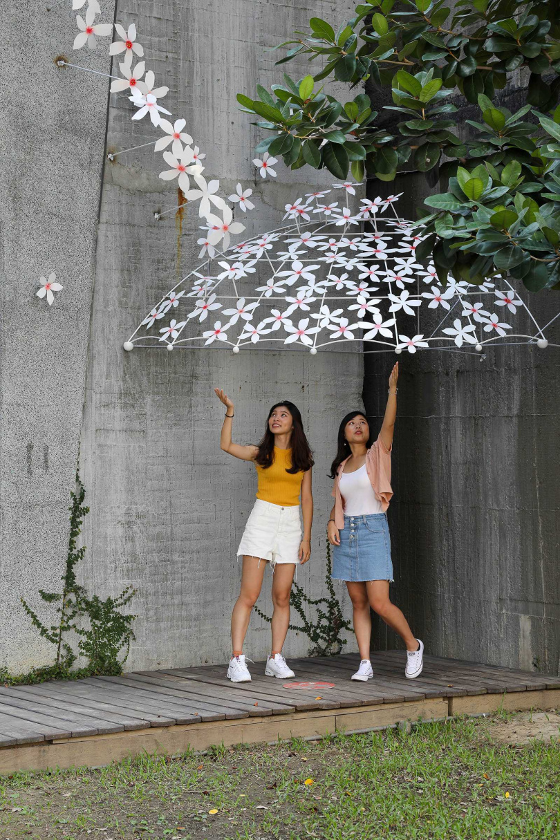 竹東文創藝術村於今年6月設置桐花意象裝置藝術，此作品為「戲童雨」。（圖／焦正德攝）