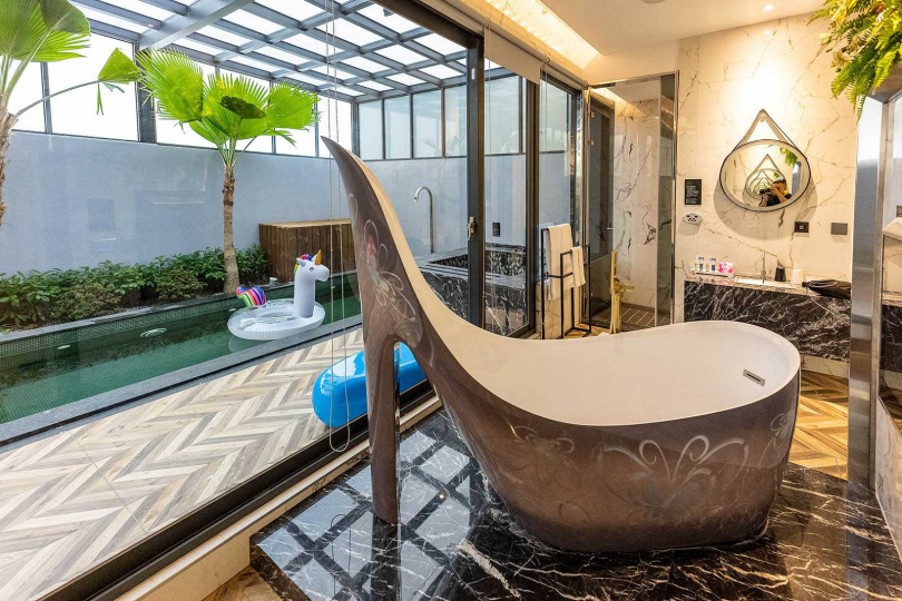 琺何精品旅館的「嘉年華套房」，不但有私人泳池，高跟鞋造型浴缸更受網美歡迎。（圖／焦正德攝）