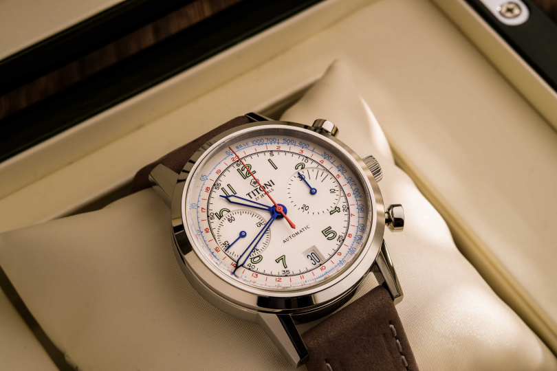 瑞士TITONI傳承計時系列，皮帶款73,000元。