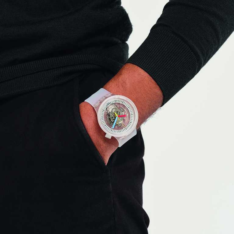 Swatch全新「Clearly Bold」錶款，最外圈以銀色圓環印上黑色刻度，搭配紅、黃、藍三色指針。（圖╱Swatch提供）