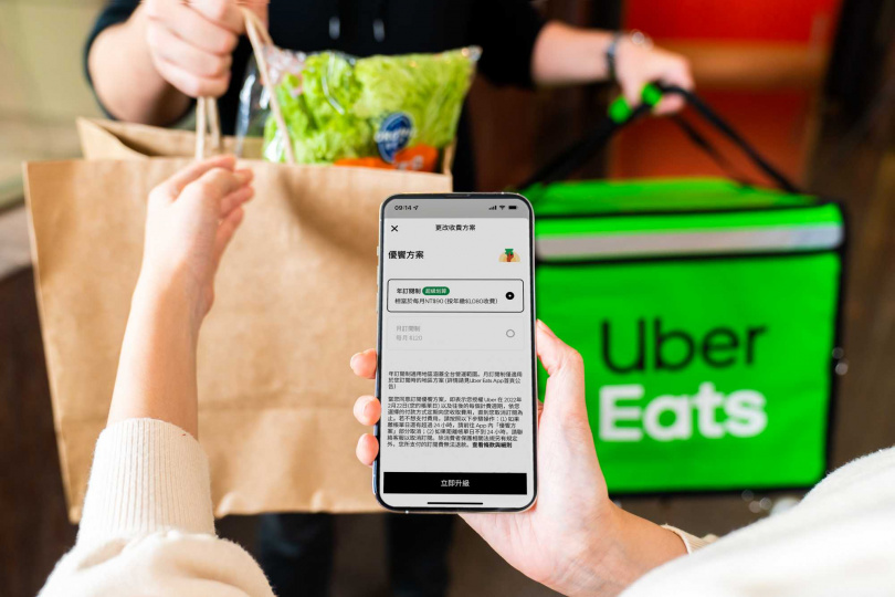 Uber Eats 啟動「優饗方案」年訂閱制，全台 Uber Eats 營運範圍都能購買與使用，從美味餐點到生鮮雜貨，消費滿199元享有無限次免外送費優惠。
