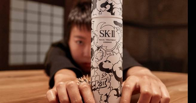 竇靖童代言的SK-II青春露xFantasista Utamaro限量版#黑白230ml/6,250 元(圖/品牌提供)
