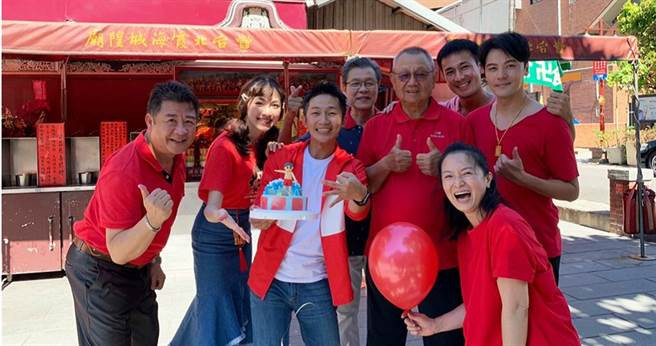 謝瓊煖買紅色氣球，祝願《苦力》收視「一飛沖天」。（圖／公視）