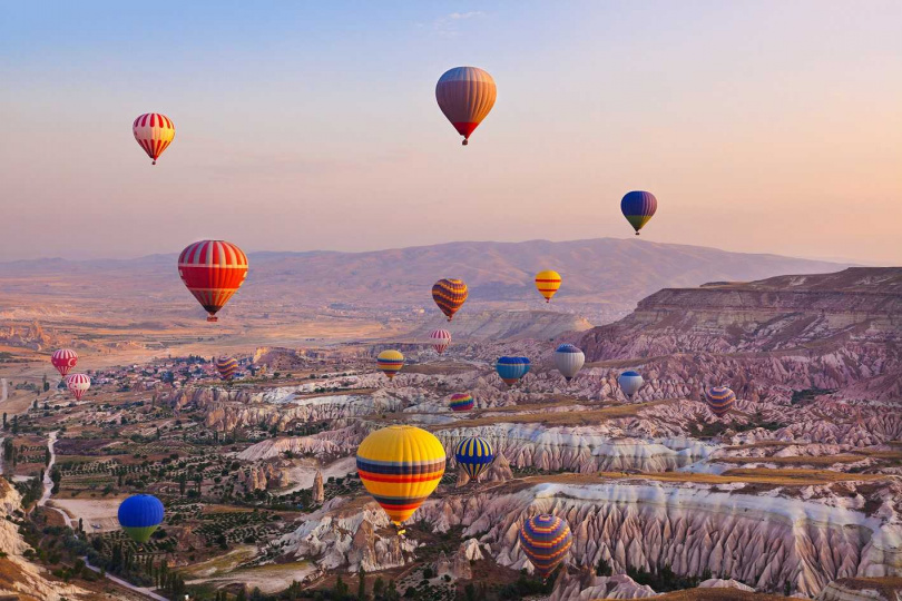 土耳其卡帕多奇亞熱氣球升空美景。（圖／可樂旅遊提供）