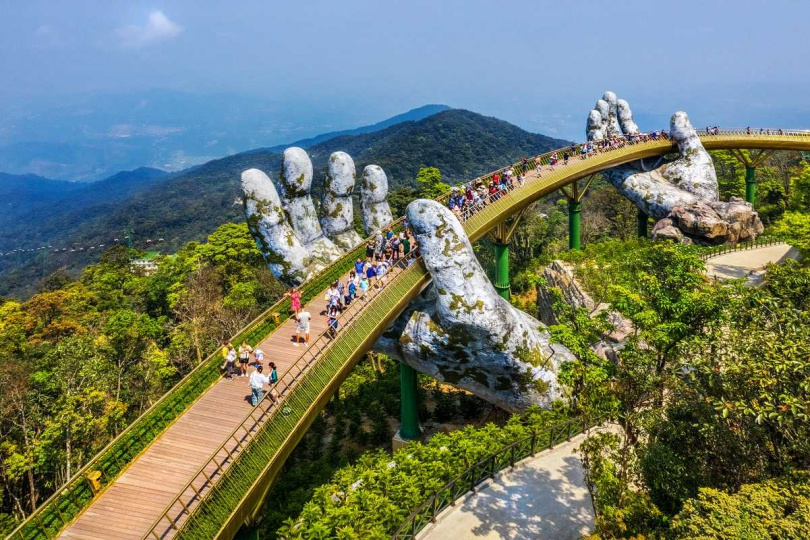 越南巴拿山的黃金佛手橋造型獨特。（圖／五福旅遊提供）