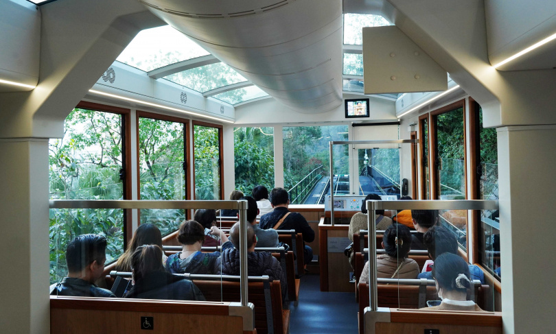 新一代纜車加上了玻璃天窗車頂便於遊客欣賞景色，建議坐右側座位可獲得最佳賞景角度。（圖／魏妤靜攝）