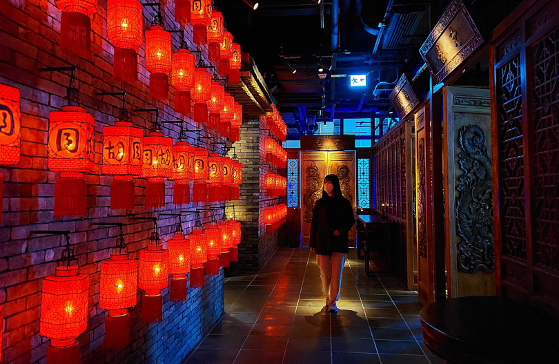 餐廳入口處具有中式韻味的手工刺繡紅燈籠牆，是許多人最愛的拍照場景之一。（圖／魏妤靜攝）