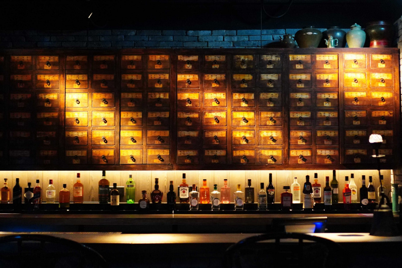 餐廳有兩個不同酒吧設計，其中一個打造了古色古香的中式藥櫃。（圖／魏妤靜攝）
