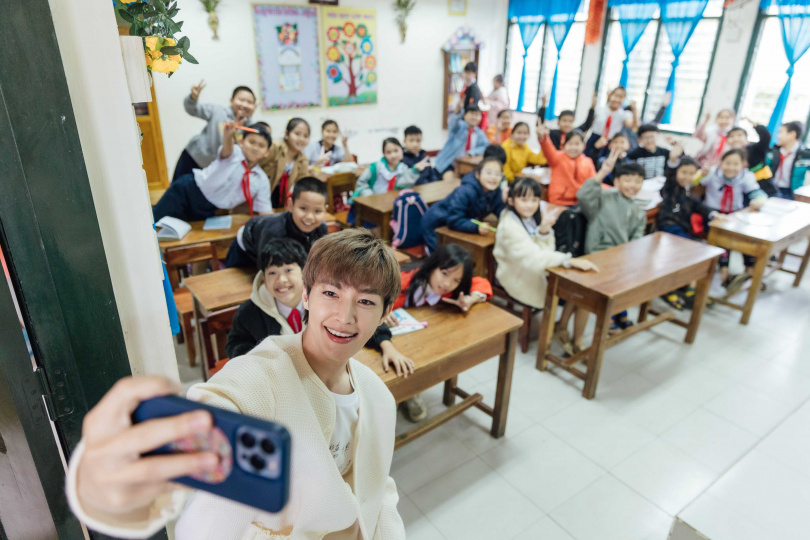 炎亞綸透過相機記錄在越南探訪學童的時光。（圖／至善基金會）