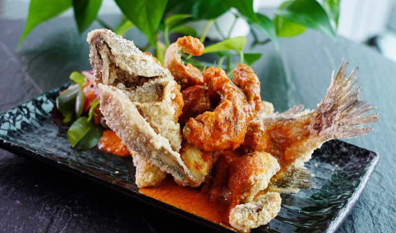 「泰式秋吉鱸魚咖哩」所指的「秋吉」是專門煮海鮮的泰式紅咖哩，突出椰奶和一般紅咖哩沒有的香菜梗與香菜籽的氣味，流行在曼谷一帶。（750元）