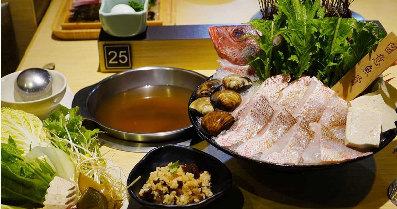 「現流鮮魚盛合」通常使用肉嫩刺少的紅雞母魚，並搭配下鍋後煮得鮮甜飽滿的蛤蜊，讓人相當滿足。（828元+10%）