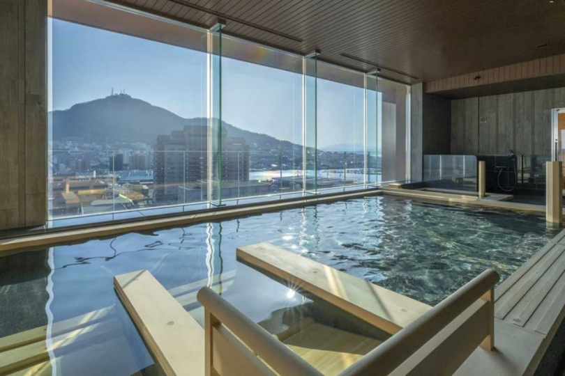 北海道「拉維斯特函館灣別館」溫泉浴池。
