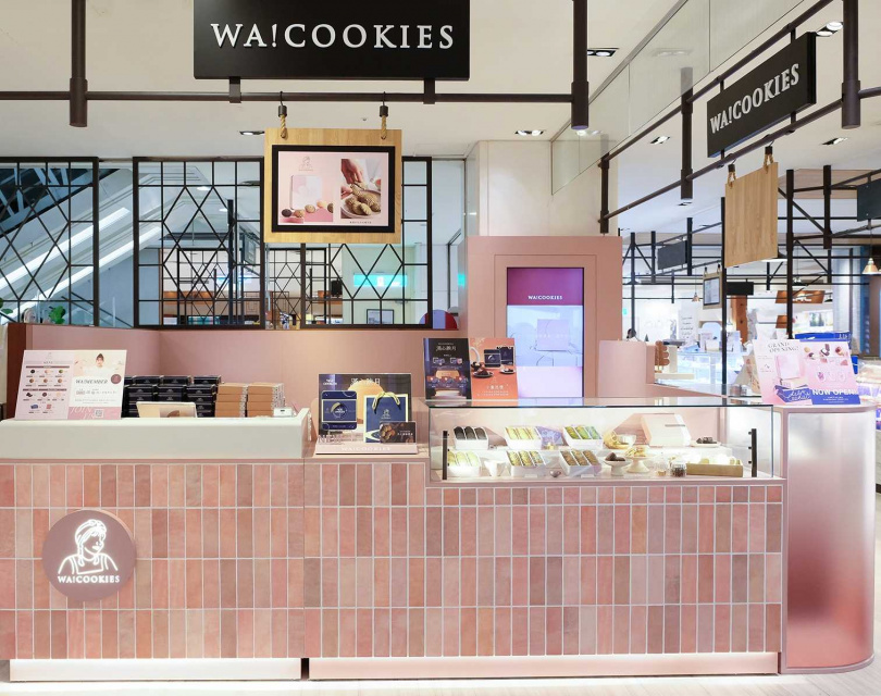 WA!COOKIES首間長期門市選擇在擁有豐饒美食文化底蘊的台南開展，店內採用深淺不同的乾燥玫瑰粉做為門市作風格主色調。