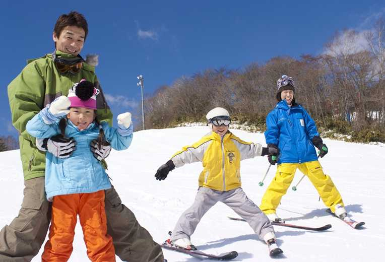 「東京近郊滑雪一日遊」與「京都近郊滑雪一日遊」5折優惠，含專車接送、教練教學、滑雪裝備、纜車車票，每人只要3,050元起。（圖／東京近郊）