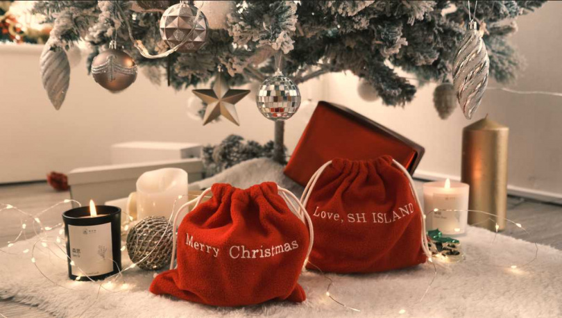 森芯島聖誕禮盒除了充滿節慶氛圍感的禮盒，也附贈手寫小卡供各位傳遞心意！