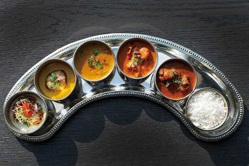 盛行於北印的「Thali Set」，可一次品嘗多樣且象徵甜、鹹、苦、酸、辣五種口味的道地小食、蔬菜咖哩、肉食咖哩、起司或酸奶等。（Thali Set午間套餐1,200元／另含前菜、窯烤、甜點及飲料）（圖／于魯光）