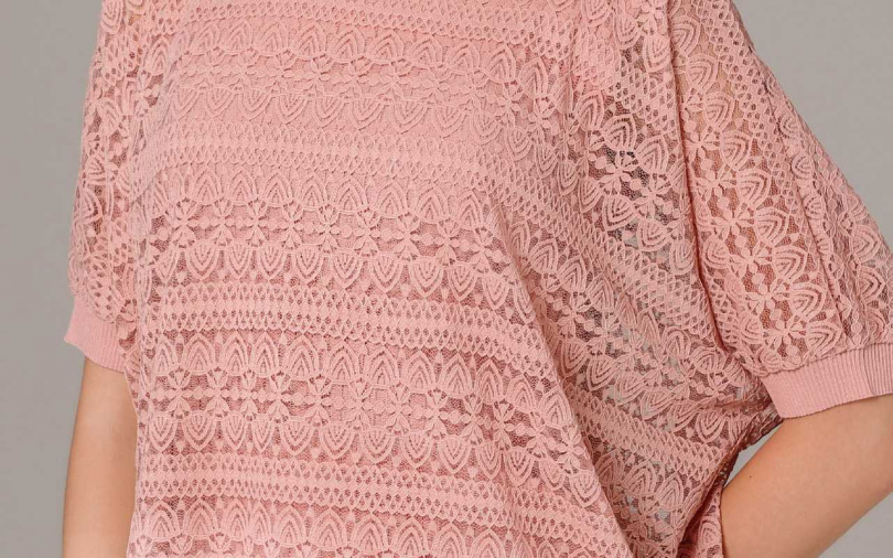 ▲「韓國設計師款蕾絲激瘦精品衣」外層是鏤空蕾絲罩面，形成自然的空氣感，能柔化肩線與遮擋手臂線條。（圖片提供／SiOHER熹歐禾官方）