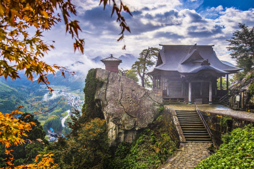 山形紅葉名所「立石山寺」，欣賞山谷染上秋日絕美景致。（圖／雄獅旅遊提供）