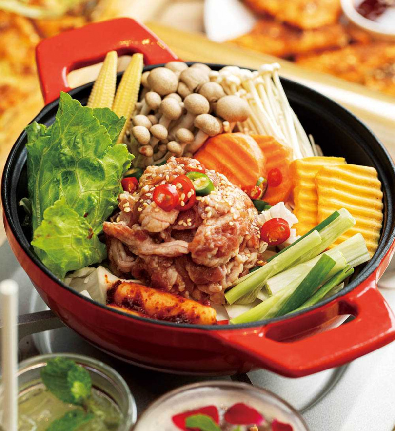 王宜安認為「劉震川韓潮吧」的鑄鐵鍋料理，除了擺盤美、口味優，吃起來也健康。（圖／林士傑攝）