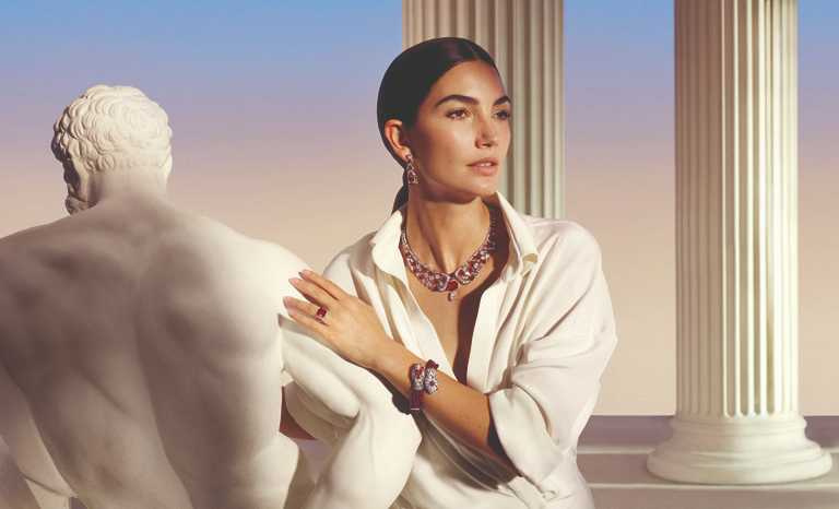 國際超模Lily Aldridge佩戴BVLGARI「Magnifica」系列頂級紅寶石與鑽石項鍊，搭配「Serpenti Misteriosi」頂級珠寶腕錶，展露強大氣場。（圖╱BVLGARI提供）
