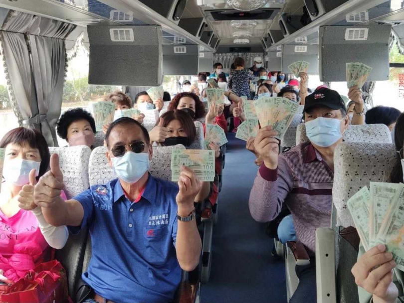 從台北來金旅遊的22人旅行團，領取「金門旅遊振興券」，表示驚喜又開心。