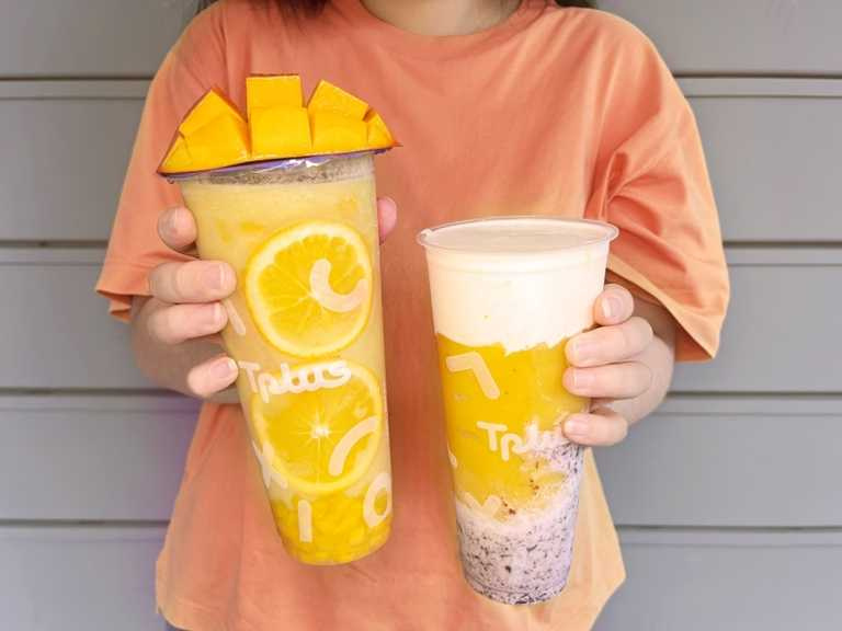 「仲夏芭芒柳」（圖左）也使用一整顆的台灣愛文芒果，，搭配芭樂黃金比例組合，再加入新鮮橙片提味。（90元）