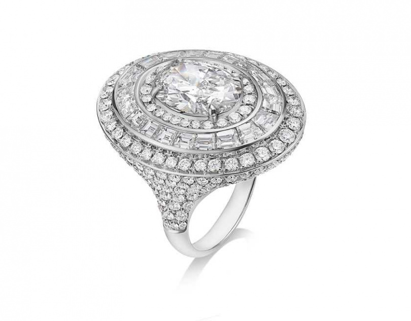 千黛亞配戴的BVLGARI頂級鑽石戒指／約台幣750萬元  頂級白金戒指，鑲嵌1顆橢圓形切割鑽石(E VVS2重約3.02克拉)、20顆梯形切割鑽石(E-G VVS-VS總重約1.98克拉)與密鑲鑽石(D-F IF-VVS總重約2.74克拉)。（圖／品牌提供）