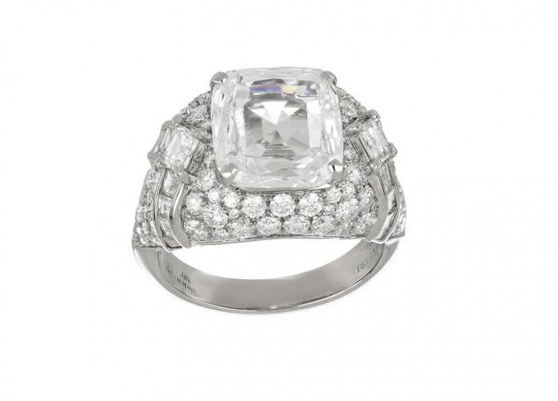 千黛亞配戴的BVLGARI頂級鑽石戒指／約台幣1500萬元  頂級鉑金戒指，鑲嵌1顆枕型切割鑽石(D IF Ila重約4.08克拉)、18顆花式梯形切割鑽石(E-F VVS-VS總重約1.19克拉)與密鑲鑽石(D-F IF-VVS總重約1.49克拉)。（圖／品牌提供）