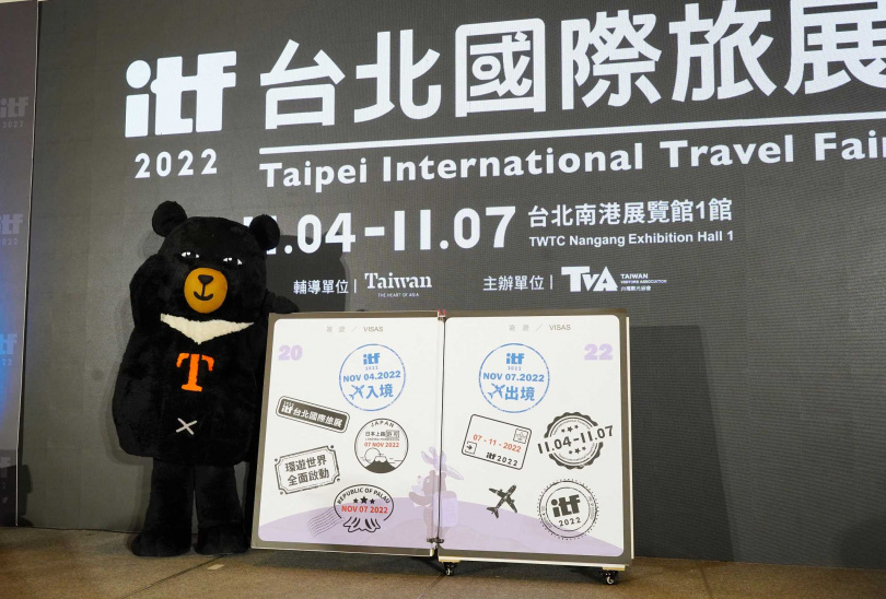 在台灣觀光協會會長葉菊蘭與交通部觀光局副局長林信任蓋完出入境章後，喔熊興奮地和象徵觀光重啟的護照合照。（圖／魏妤靜攝）