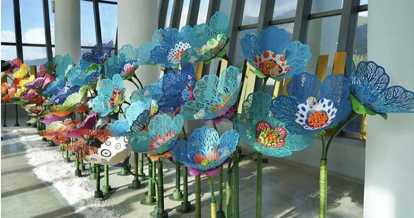曾為插畫師的國吉滿將插圖元素融入剪紙藝術中，手作製成原創精美花朵作品「珊瑚花開」。