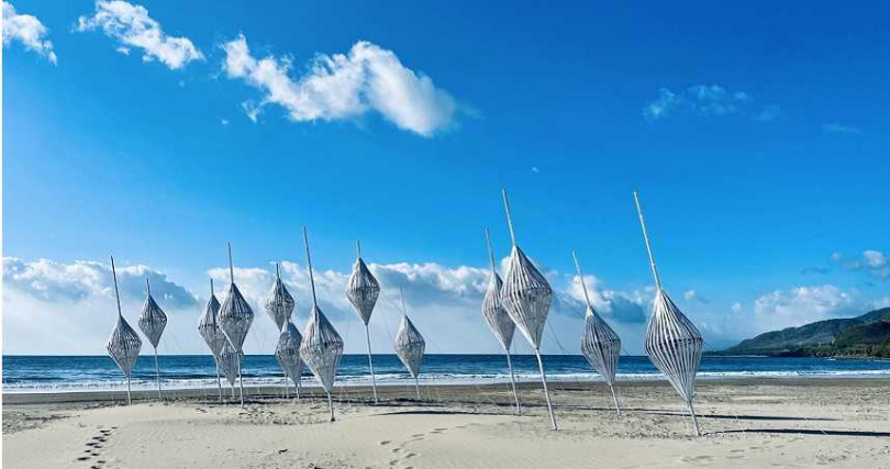 禹禹工作室「風之籽」透過數列排列，將一顆顆風胞種籽隨風降落於海與岸的交界，並透過光表現自然能量轉化成流動的生命力。