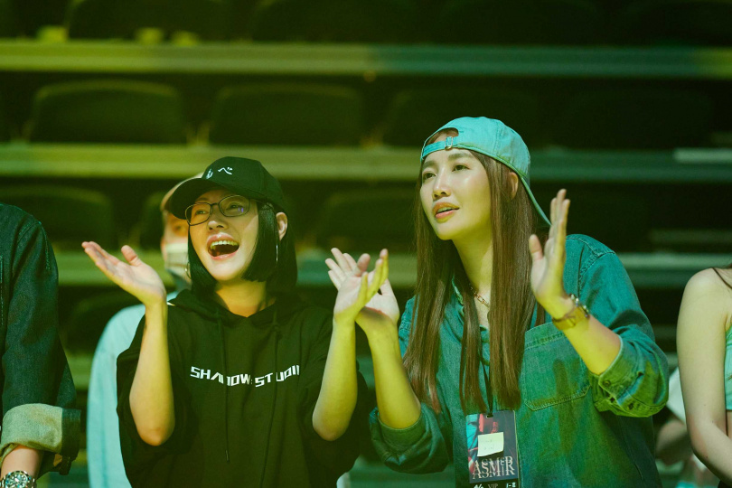 小S（左）、A-Lin觀賞張惠妹高雄場演唱會，開心在台下當粉絲合唱。（圖／聲動娛樂提供）