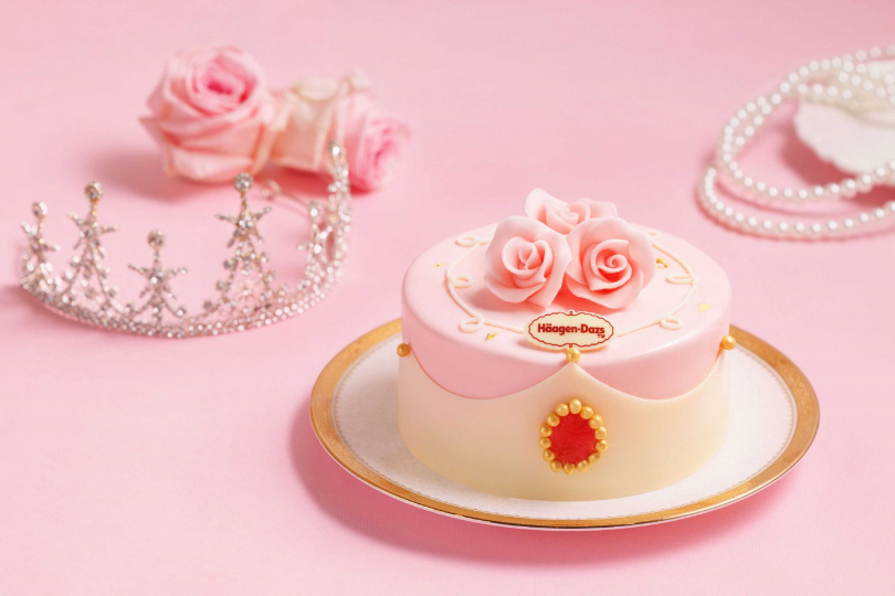 全新設計的「玫瑰皇冠」冰淇淋蛋糕，展現高貴女王風範。（2,080元／5吋，圖／哈根達斯提供）