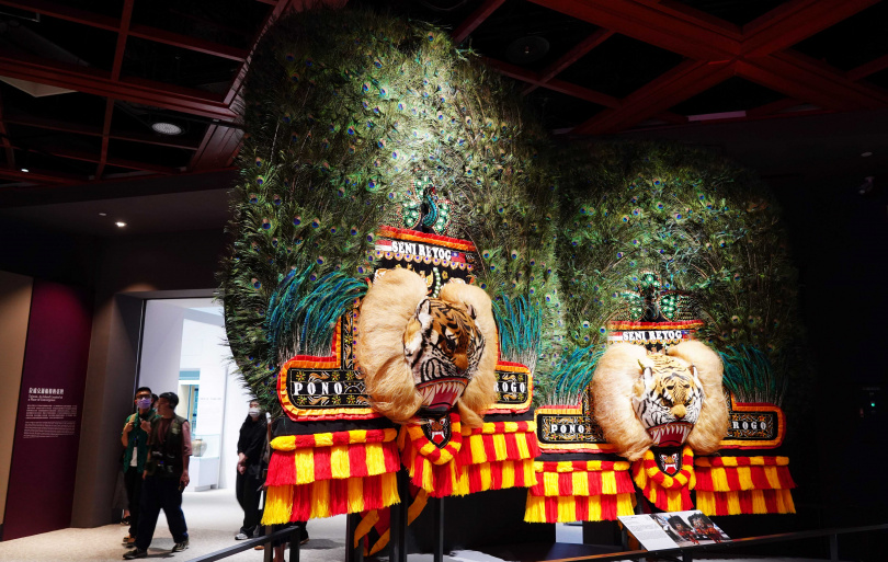 南島廳的印尼巴龍獅舞面具來自由台灣各工業區移工及看護組成的Singo Barong Taiwan舞團，他們會在台灣巡演舞劇、紓解鄉愁。（圖／魏妤靜攝）