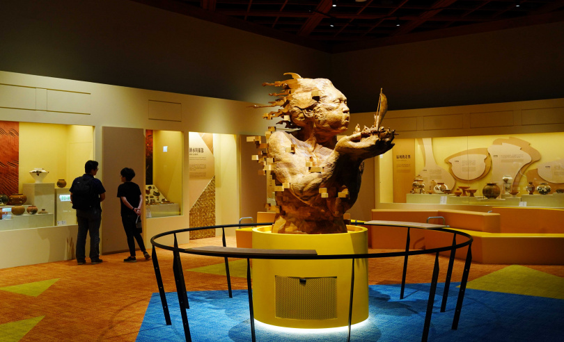 藝術家韓旭東為「台灣史前史廳」量身打造大型畫素木雕創作《海風》，象徵移民無畏風雨抵達台灣，開啟新的人生篇章。（圖／魏妤靜攝）