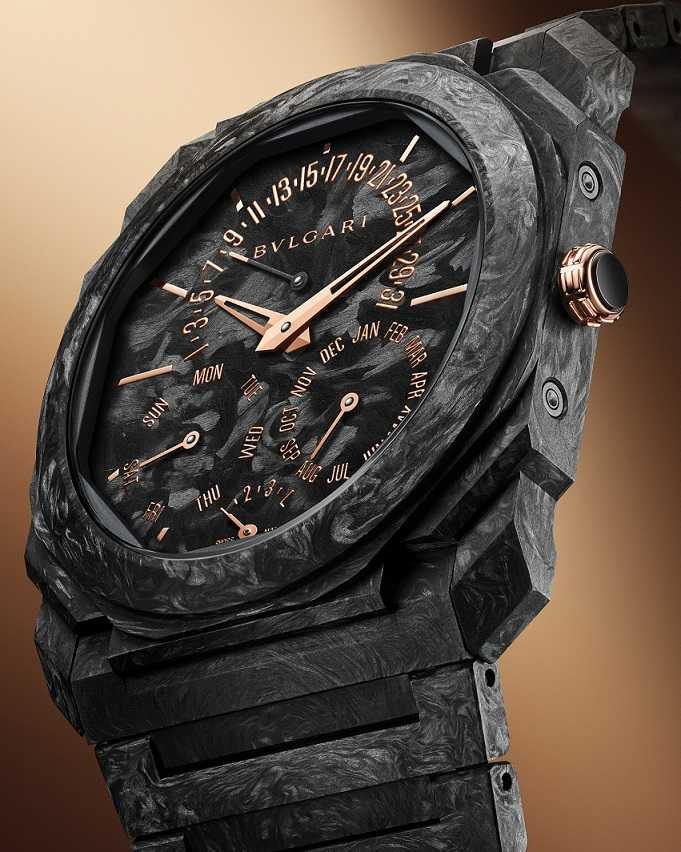 BVLGARI OCTO FINISSIMO CARBONGOLD PERPETUAL CALENDAR超薄萬年曆碳金腕錶（圖／品牌提供）