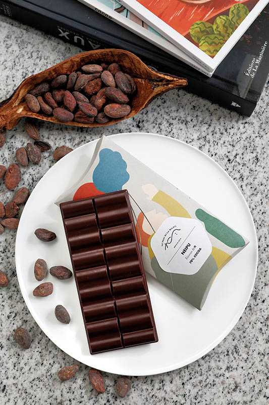 黑巧克力的可可濃度一律做70％，「NEIPU巧克力」來自屏東內埔可可豆。（350元／1片）（圖／于魯光攝）