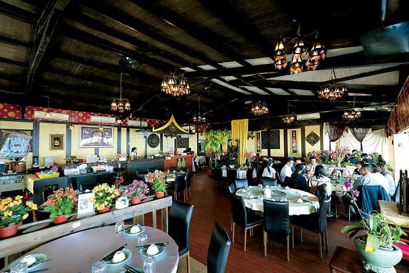 用餐空間以泰式風格擺設，現場還展示泰國食材、手工藝品。（圖／于魯光）