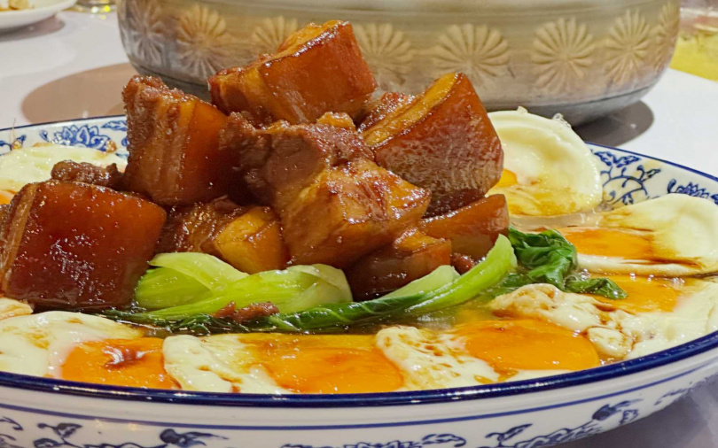 「究好豬五花肉星願米飯」以花東星願米搭配滷至入味的五花肉，半熟蛋黃與滷汁融合，將家常味昇華為法式細膩。（圖／加七攝）