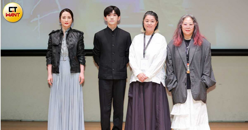 《小小的我》蔣勤勤（左起）、易烊千璽、監製尹露、導演 楊荔鈉共同出席開幕式。（圖／林士傑攝）