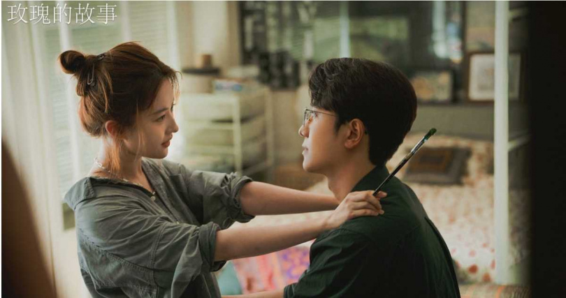 劉亦菲（左）詮釋對待初戀，與彭冠英對視眼神中藏不住熱戀。（圖／八大戲劇台）