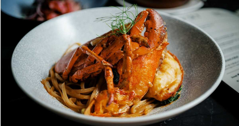 除了牛排之菜的海鮮主菜選擇「鮮活龍蝦義大利麵」。（圖／雅室牛排提供）