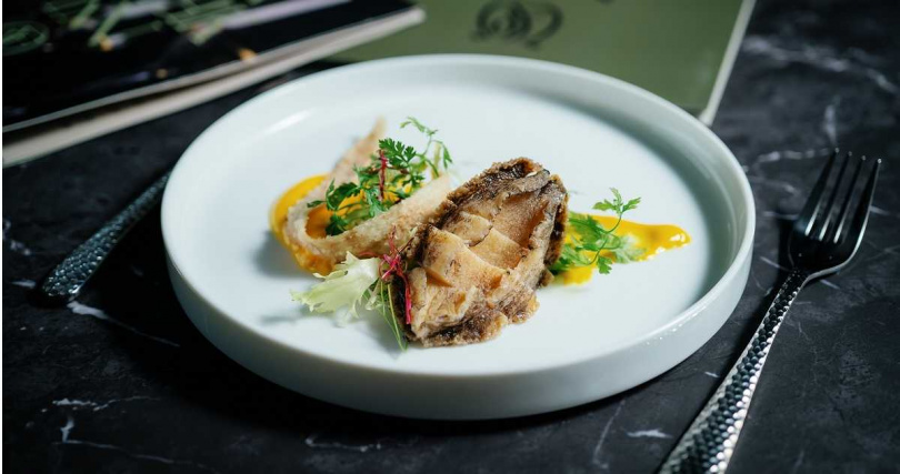 前菜「奶油溫鮑魚」。（圖／雅室牛排提供）